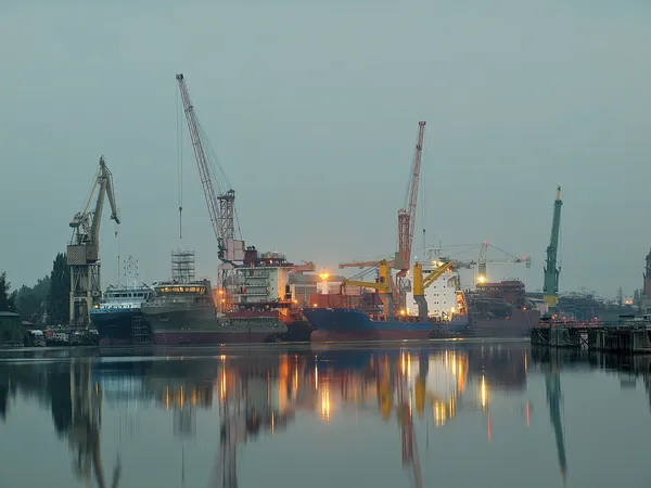 De scheepswerf van Gdansk bij dageraad — Stockfoto