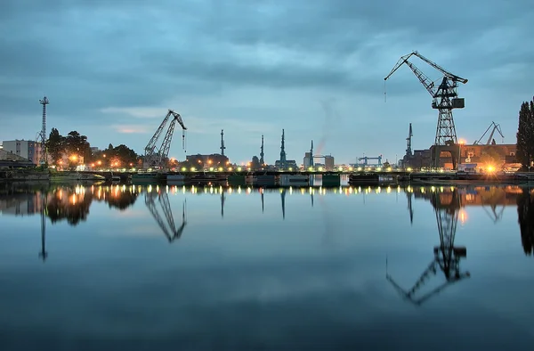 De scheepswerf van Gdansk bij dageraad — Stockfoto