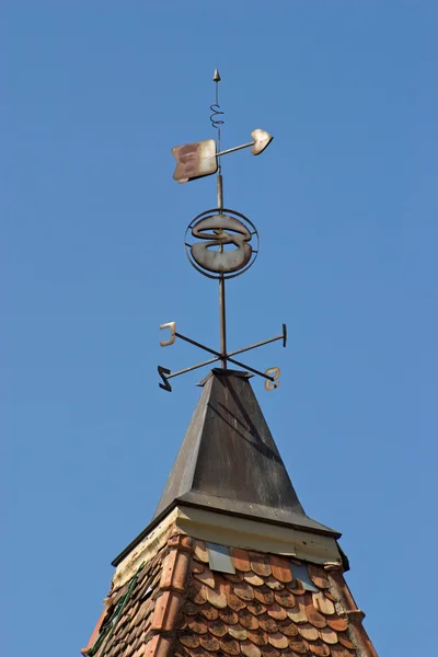 Německé státní vlajka mávání ve větru s modrou oblohou v pozadí — Foto Stock