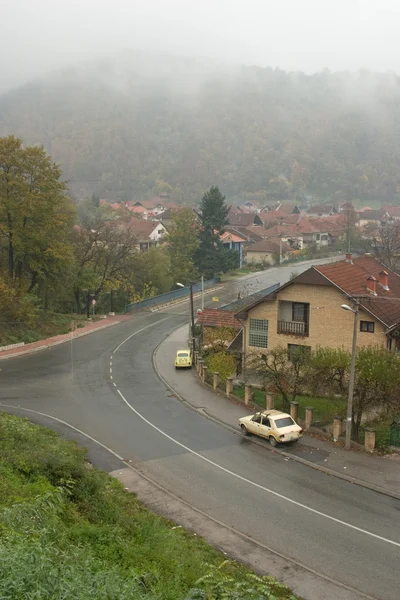 Маленький деревенский город в тумане — стоковое фото