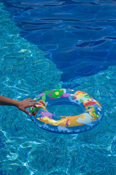 Ruka držící gumovou plavání ri — Stock fotografie
