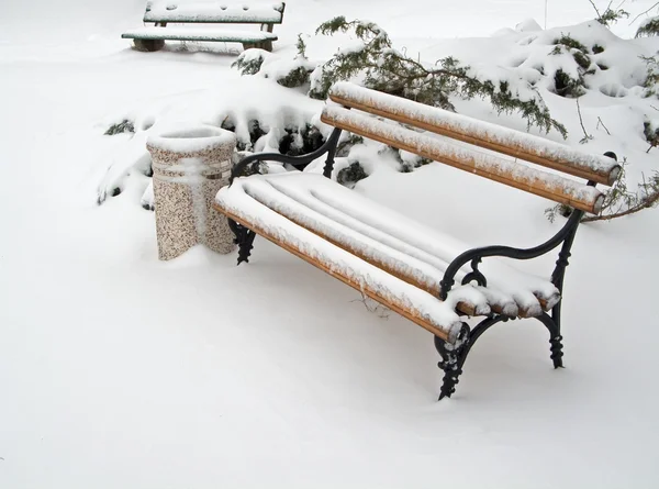Bench and trashcan covered in snow — Stock Photo, Image