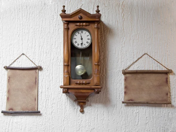 Viejo reloj de madera — Foto de Stock