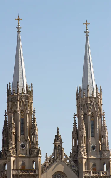 Duas torres de catedral católica — Fotografia de Stock
