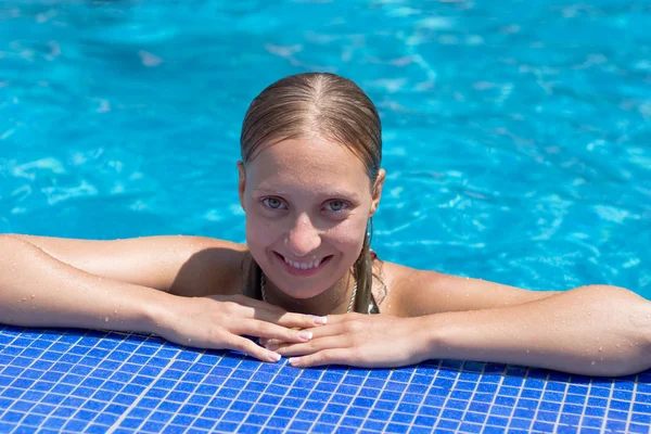 Menina loira molhada na piscina — Fotografia de Stock