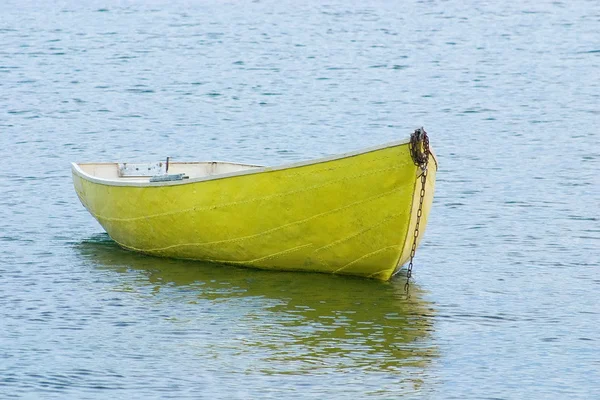 Gul båt — Stockfoto