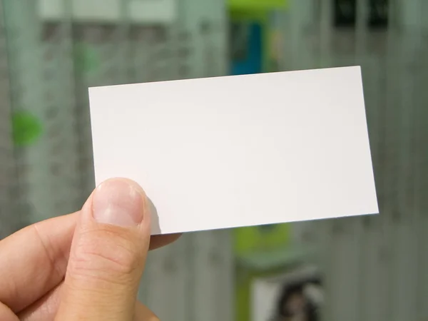Рука держит чистую визитную карточку — стоковое фото