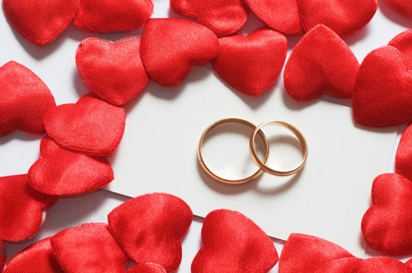 Anéis de casamento em corações ambiente — Fotografia de Stock