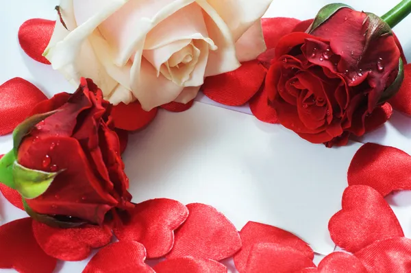 Mensagem de amor, rosas e corações confetti — Fotografia de Stock