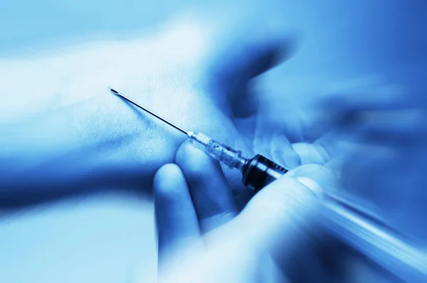 Injectie van een drug in een ader — Stok fotoğraf