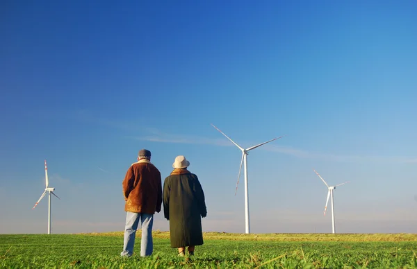 Seniors couple and wind turbines — Stock Photo, Image