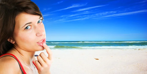Jonge vrouw op tropisch strand — Stockfoto