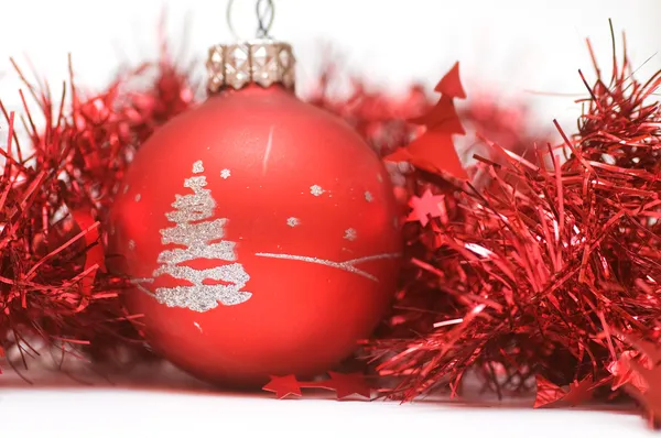 Χριστουγεννιάτικη μπάλα στο κόκκινο διακόσμηση — Φωτογραφία Αρχείου