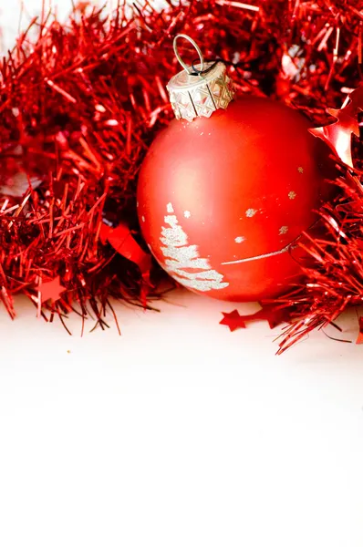 Bola de Natal em decoração vermelha — Fotografia de Stock