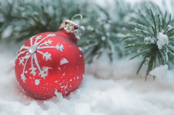 Karácsonyi labda a hóban — Stock Fotó