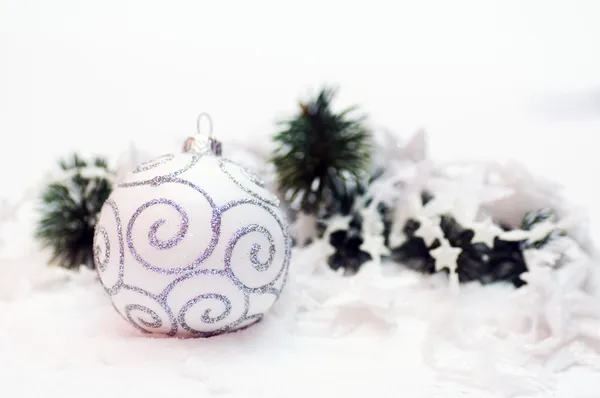 Decoración blanca de la bola de Navidad — Foto de Stock