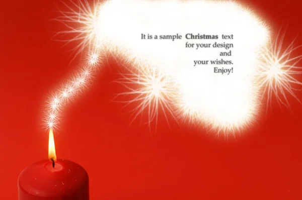 Рождественская свеча и пузырь на красном фоне — стоковое фото