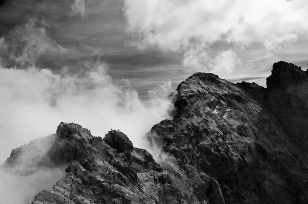 Stormachtige bergen landschap — Stockfoto