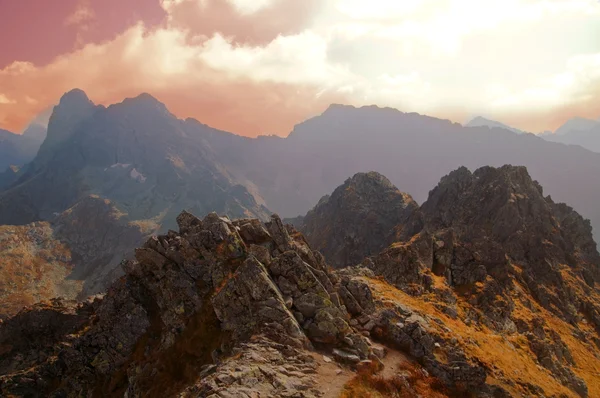 Zonsondergang landschap van bergen — Stockfoto