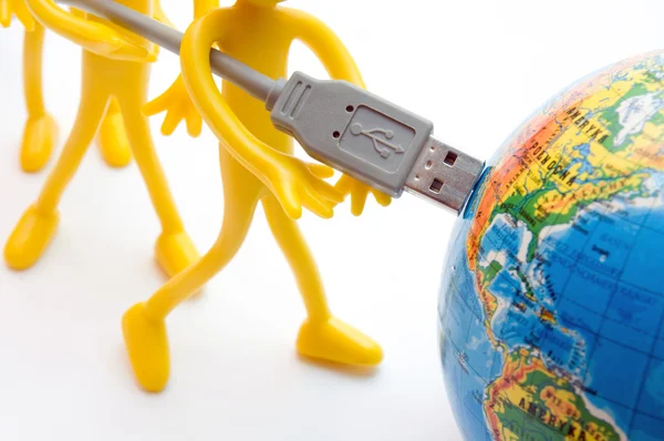 USB-Stecker in die Erde. konzeptionelle — Stockfoto