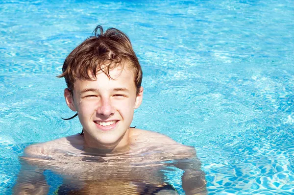 Gelukkige jongen in een pool — Stockfoto