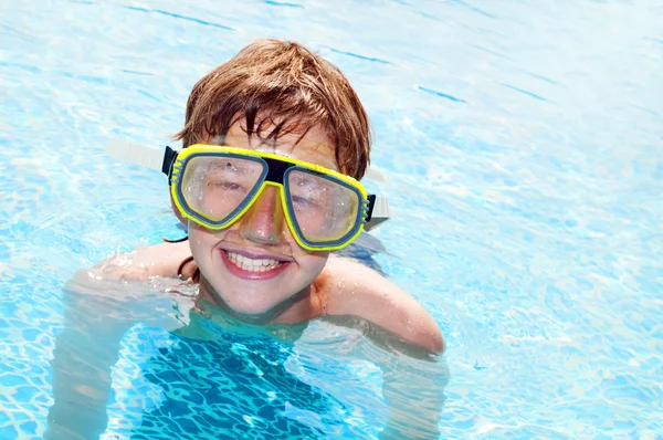 Boldog fiú a medencében — Stock Fotó