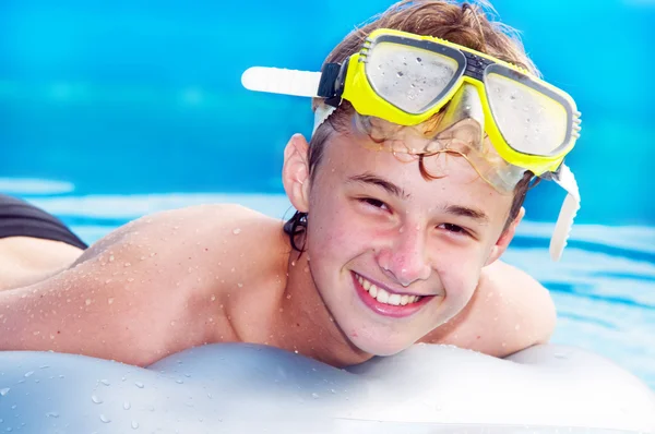 Boldog fiú a medencében — Stock Fotó