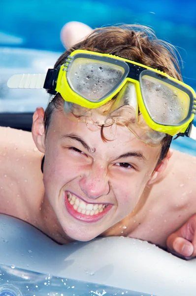 Rapaz brincalhão numa piscina — Fotografia de Stock