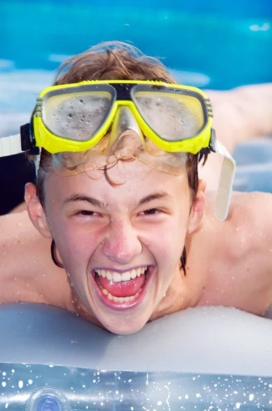 Rapaz brincalhão numa piscina — Fotografia de Stock