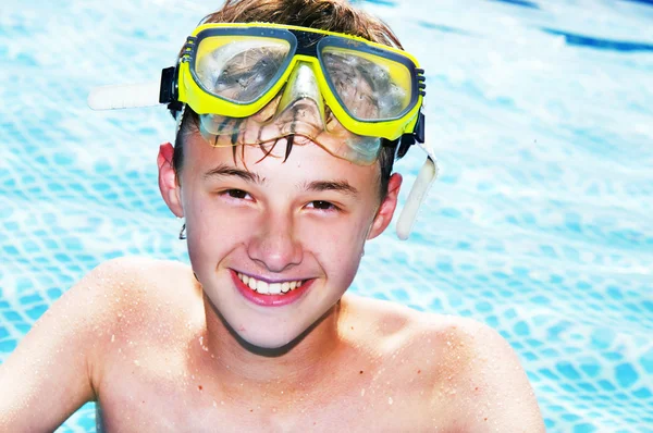 Щасливий хлопчик в басейні — стокове фото