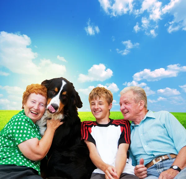 Großeltern, Enkel und Hund — Stockfoto