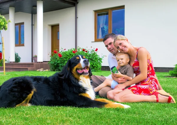 幸せな家族および家 — ストック写真