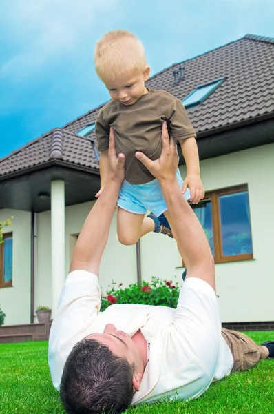 Pai se divertindo com um filho — Fotografia de Stock