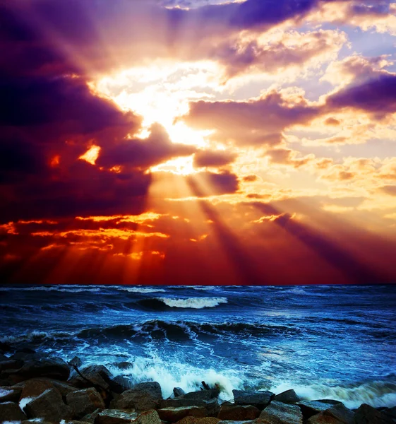 Surrealistico tramonto paesaggio marino — Foto Stock