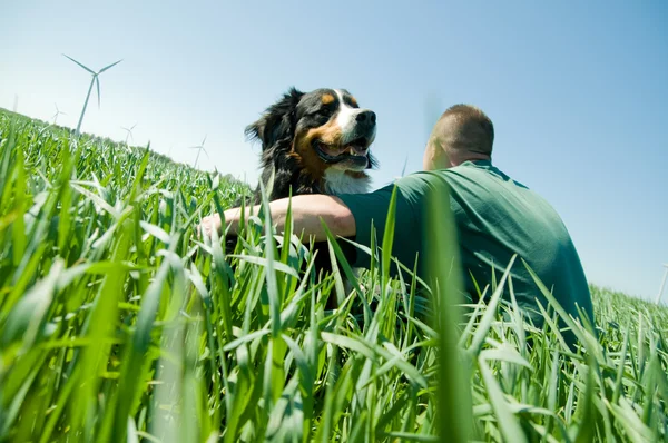 Uomo con un cane felice — Foto Stock