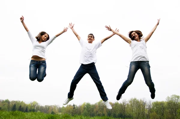 Amigos felizes pulando — Fotografia de Stock