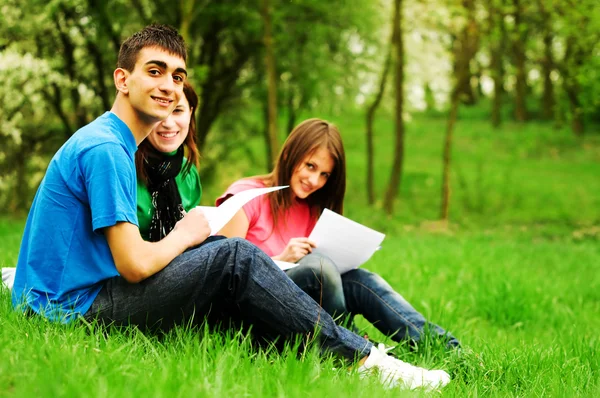 Jóvenes estudiantes aprendiendo al aire libre — Foto de Stock