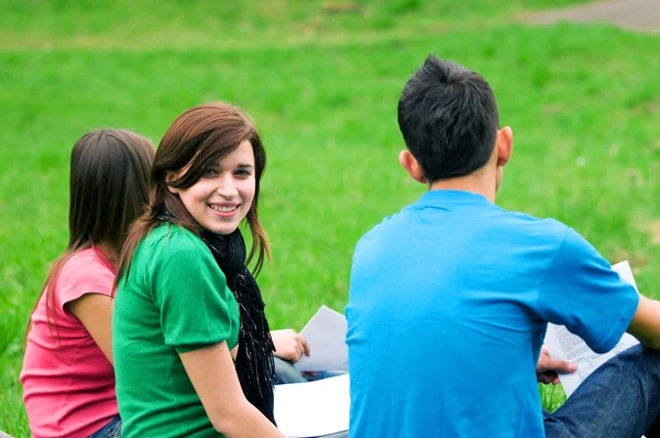 Jonge studenten leren buiten — Stockfoto