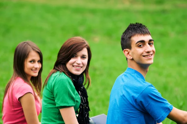 Jovens estudantes aprendendo ao ar livre — Fotografia de Stock