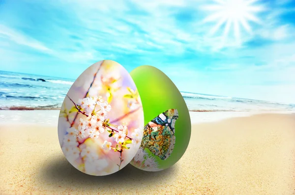 Colorful easter eggs on sunny beach — Stock Photo, Image