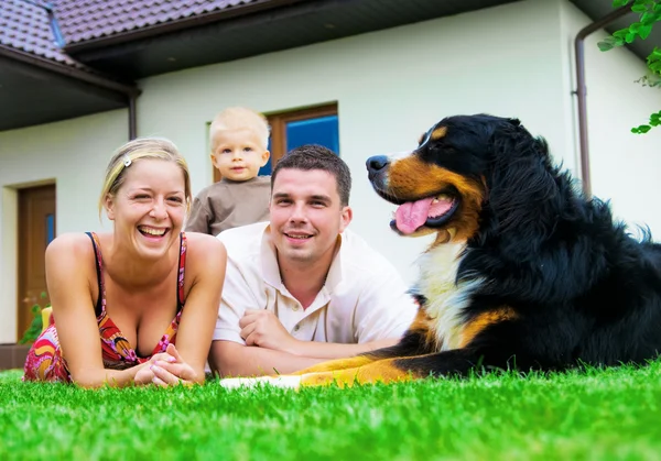 幸せな家族および家 ロイヤリティフリーのストック画像