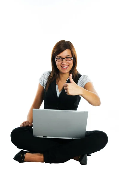 Heureuse femme d'affaires avec ordinateur portable — Photo