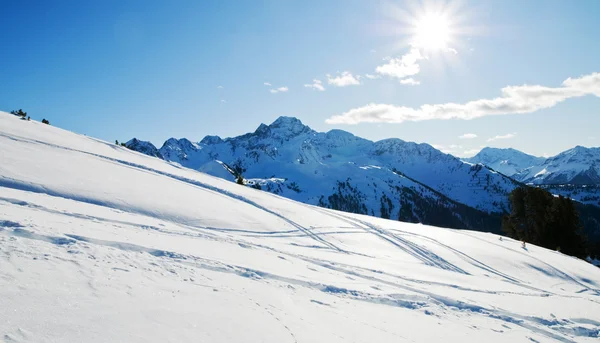 Winter van de besneeuwde bergen — Stockfoto