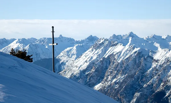 Zimowe góry z krzyżem — Zdjęcie stockowe