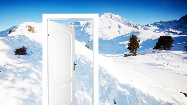 Зимняя версия двери в новый мир — стоковое фото