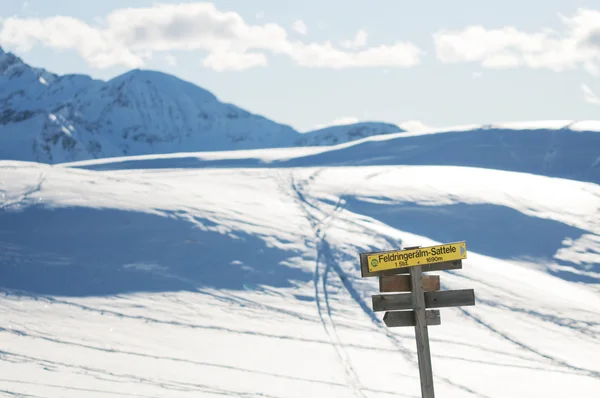 Il cartello sulle montagne invernali — Foto Stock