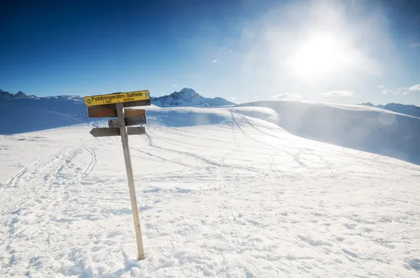 A tábla a téli hegyekben — Stock Fotó