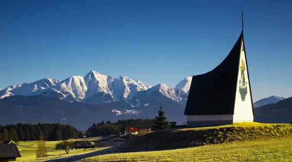 Весенний альпийский пейзаж — стоковое фото
