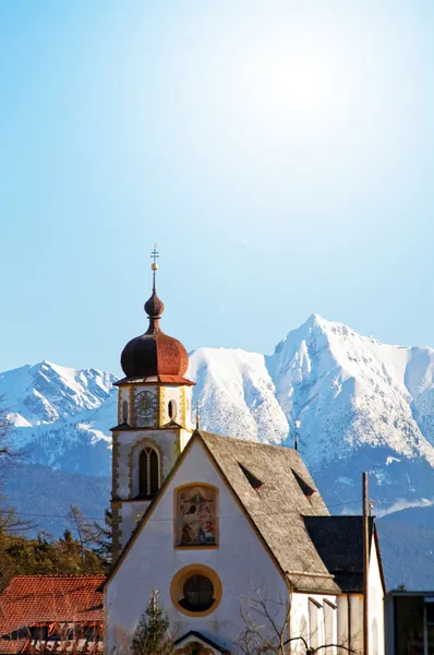 Kirche in alipinischer Landschaft — Stockfoto