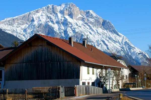 Bergdorp in de Alpen — Stockfoto